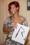 th_56777_RihannasignscopiesofRihannaRihannainNYC27.10.2010_124_122_166lo.jpg
