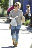 th_15408_Preppie_Hilary_Duff_shops_for_toys_before_grabbing_some_freshly_prepared_coconut_13_122_365lo.jpg