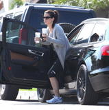 th_79355_Preppie_-_Sandra_Bullock_buying_clothes_for_her_daughter_in_Huntington_Beach_-_Feb._18_2010_4164_122_367lo.JPG