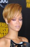 th_72549_Celebutopia-Rihanna_arrives_at_the_2009_American_Music_Awards-20_122_380lo.jpg