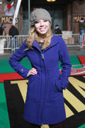 th_537320429_JennetteMcCurdy11202012MacysThanksgivingDayParadeRehearsalinNYC3_122_461lo.jpg