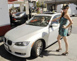 th_72650_celebrity_paradise.com_TheElder_PhoebePrice2010_08_24_cleansthewindows7_122_477lo.jpg