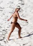 th_46588_Celebutopia-Britney_Spears_in_bikini_on_the_beach_in_the_Carribbean-10_122_505lo.jpg