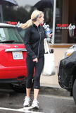 Reese Witherspoon - Страница 2 Th_36328_reese_witherspoon_leaving_a_spin_class-005_122_535lo