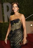 th_93268_Celebutopia-Halle_Berry_arrives_at_the_2009_Vanity_Fair_Oscar_party-12_123_648lo.jpg