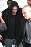 http://img175.imagevenue.com/loc102/th_26948_Robert_Pattinson_2009-06-01_-_Arrives_at_LAX_967_122_102lo.jpg