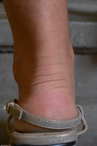 Nice-girl-high-heels-and-dirty-feet--24iswu45w0.jpg