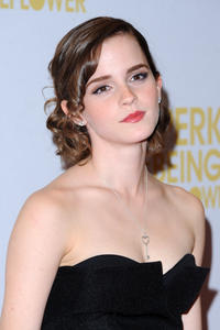 http://img175.imagevenue.com/loc390/th_700038917_EmmaWatson_PreksOfBeingAWallflowerPremiere_London_8_122_390lo.jpg