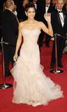 http://img175.imagevenue.com/loc552/th_66953_celebrity_paradise.com_TheElder_HalleBerry133_122_552lo.jpg