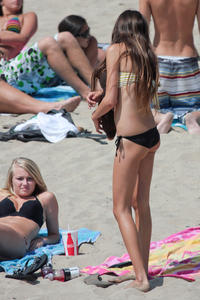 Italian Teens Voyeur Spy On The Beach-41mhdgdthw.jpg
